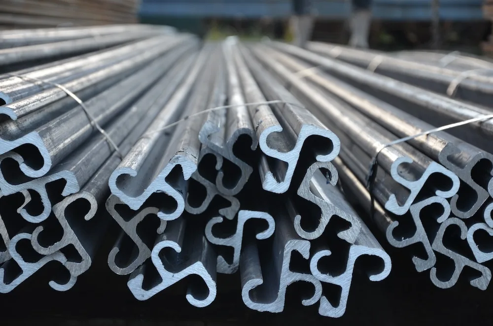 Stalen hoekprofielen voor damwanden van Gooimeer, gebundeld op het opslagterrein