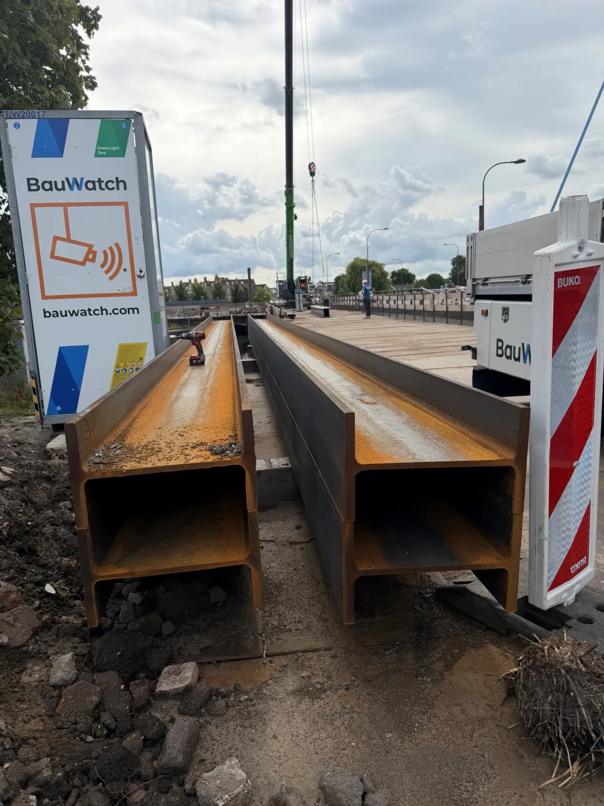 Twee nieuwe stalen HEB 500-balken op de bouwplaats in Halfweg