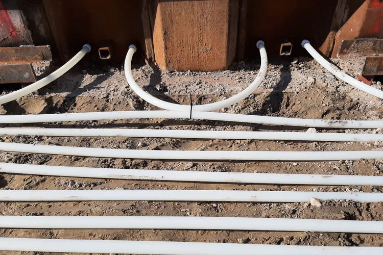 Buizen van een energiedamwand bij het Swettehûs in Leeuwarden