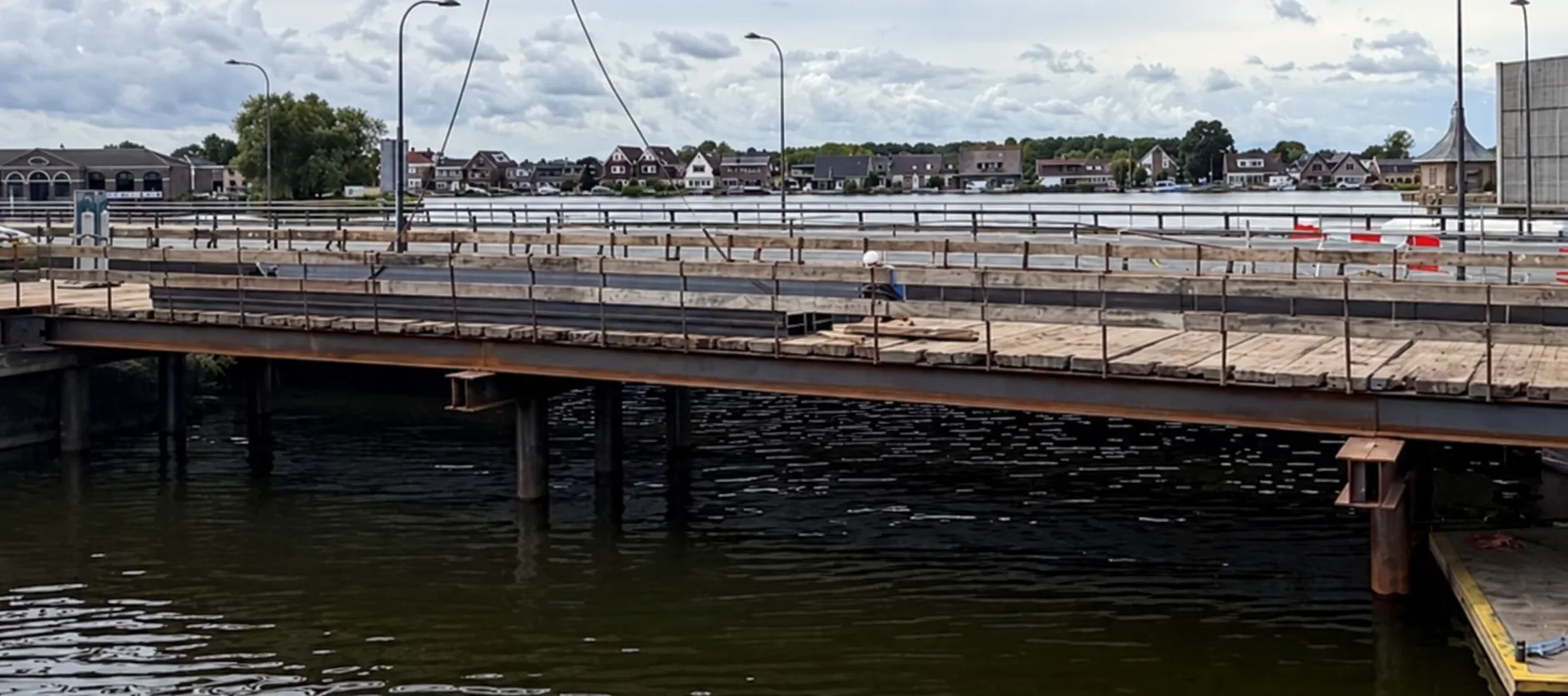 Tijdelijke brug over het water bij het sluizencomplex Halfweg