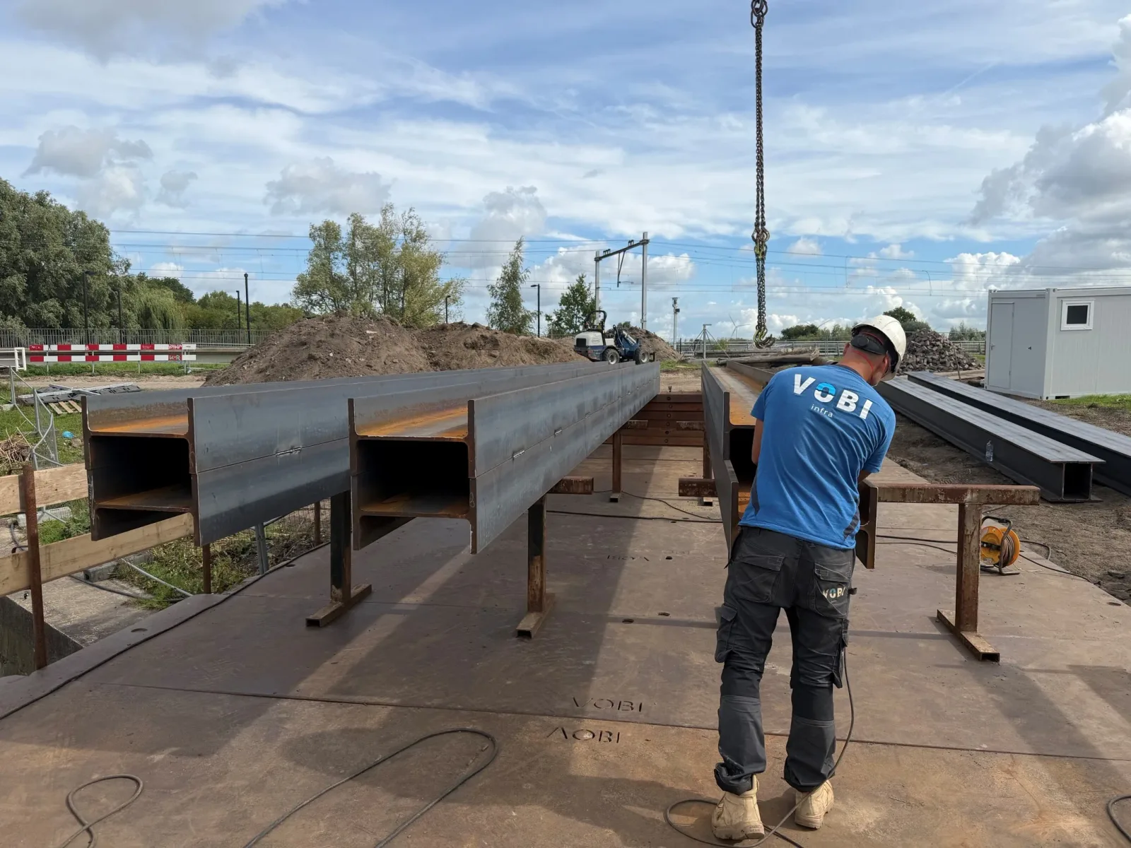 Stalen HEB 500-balken op de tijdelijke brug bij het sluizencomplex Halfweg