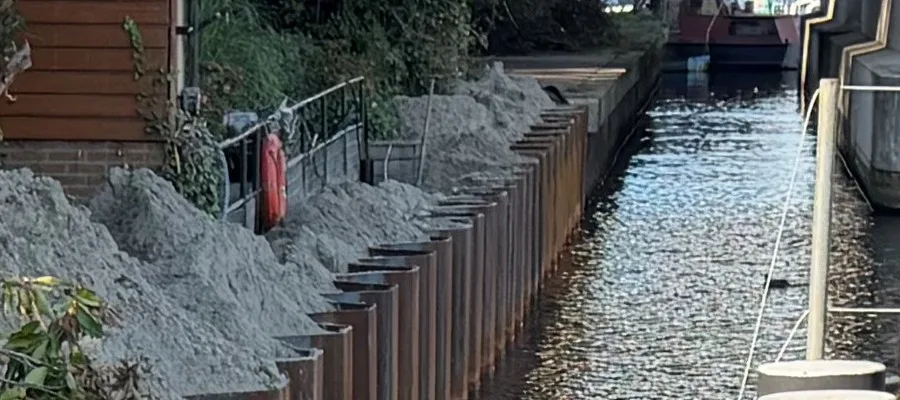 Stalen damwand voor de bestaande kade aan de Eemweg in Baarn, aangevuld met zand